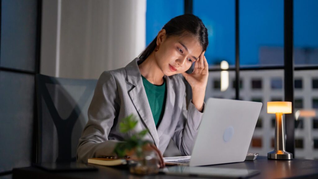 femme faisant des heures supplémentaires