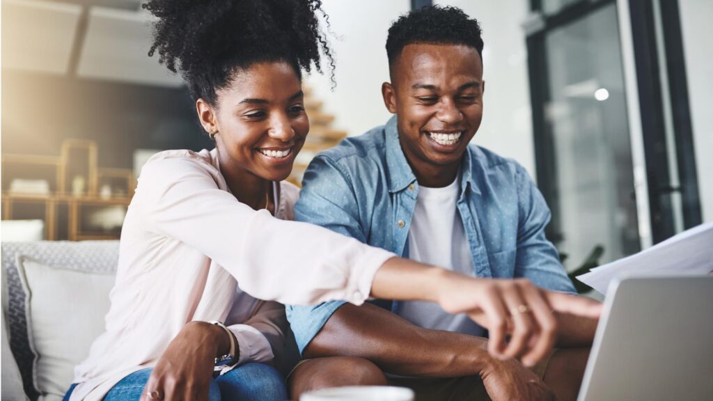 couple faisant des opérations bancaires en ligne