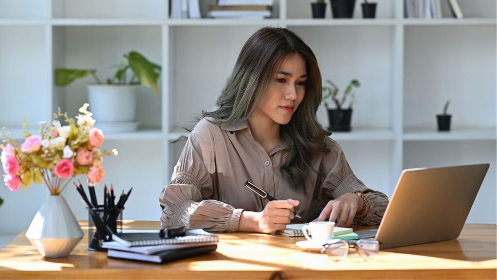 investor on laptop
